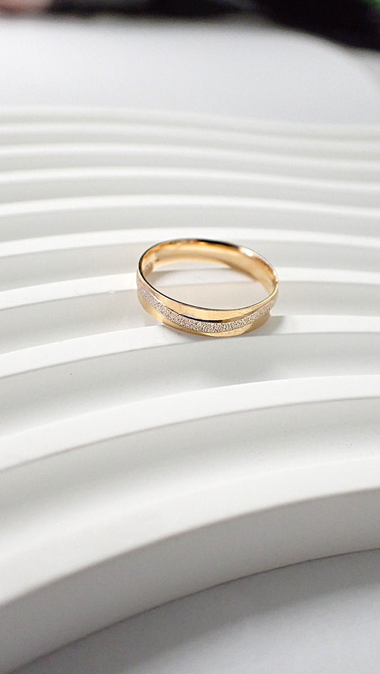 18K Gold Textured Two-Tone Band Ring – Classic & Elegant Design